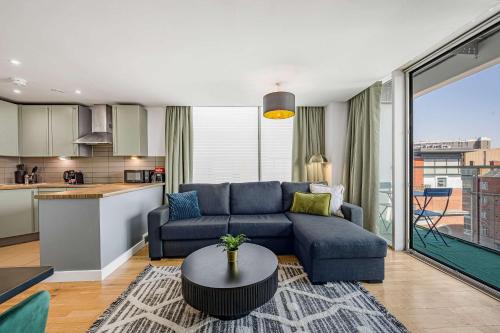 Kitchen, Balcony & City Views - 2BR - Parking - Sleeps 6 in Other