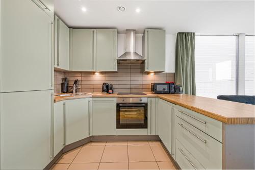 Facilities, Balcony & City Views - 2BR - Parking - Sleeps 6 in Other