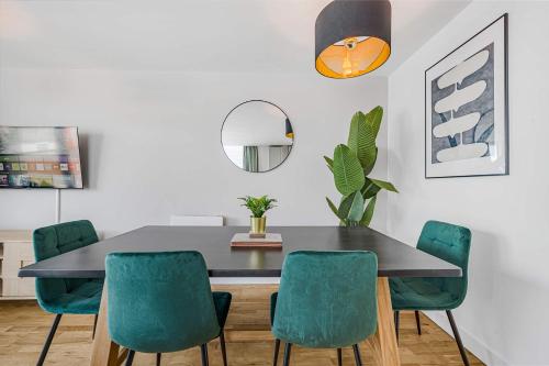 Facilities, Balcony & City Views - 2BR - Parking - Sleeps 6 in Other
