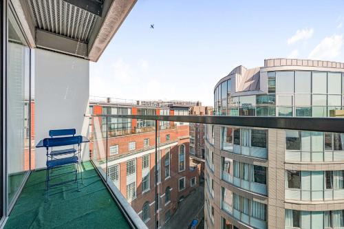View, Balcony & City Views - 2BR - Parking - Sleeps 6 in Other