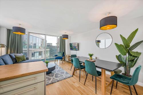 Facilities, Balcony & City Views - 2BR - Parking - Sleeps 6 in Other