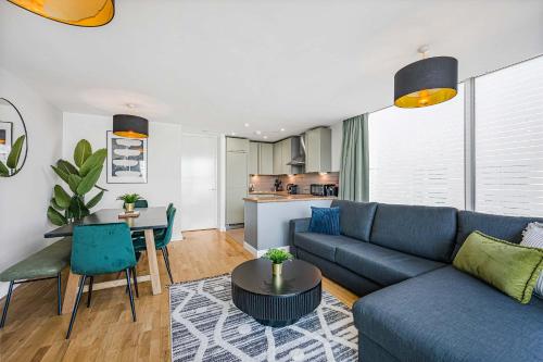 Kitchen, Balcony & City Views - 2BR - Parking - Sleeps 6 in Other