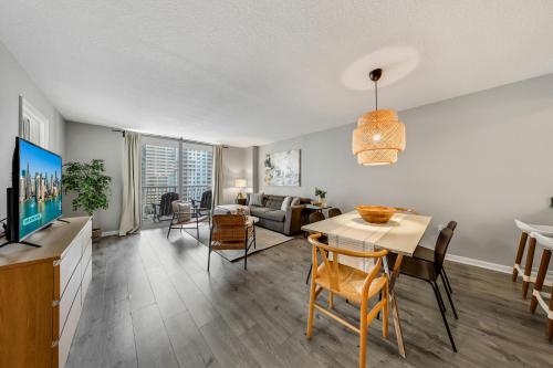 Brickell Luxury 2BR Condo with Free Parking & Pool