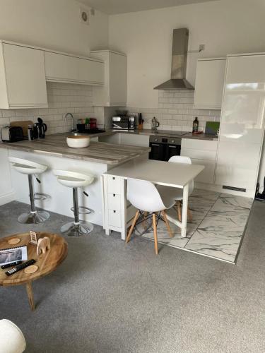 2 bed- walkable train and beach apartment – khách sạn tại Crosby