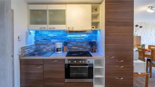 Kitchen, Apartment Seeidyll -Maarberg Resort in Schalkenmehren