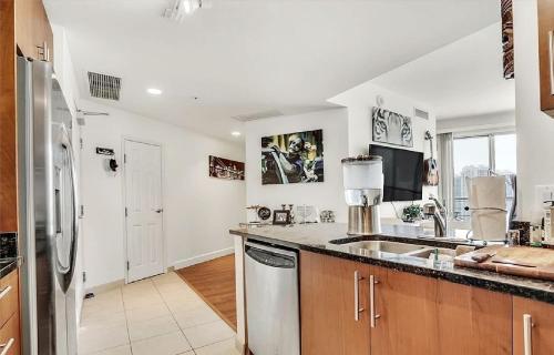 Two Bedroom High Rise Residence with City Views - image 2