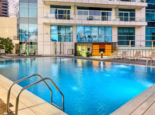 Stylish Marina 1BR with City View Pool and Gym - image 11