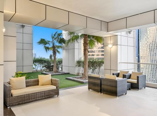 Stylish Marina 1BR with City View Pool and Gym - image 4
