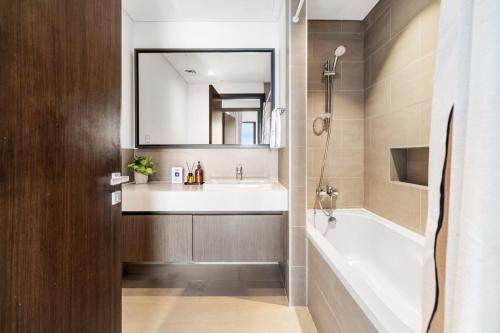Luxury 3BR with Sea Views & Pool - Creekside - image 9