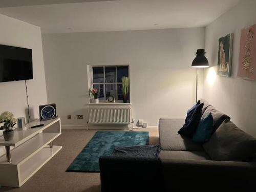 Apartment Sleeps 4 street on 2nd floor