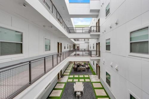 Contemporary 2BR I Gym I Parking I Workspace in Dallas, USA