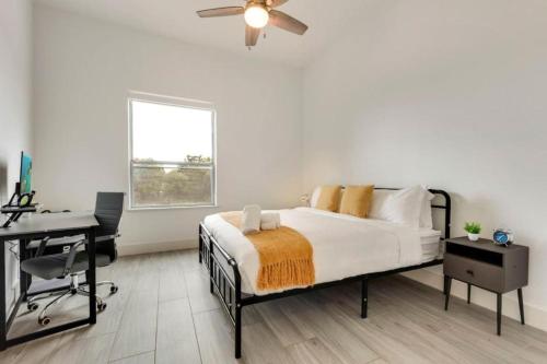 Contemporary 2BR I Gym I Parking I Workspace in Dallas, USA