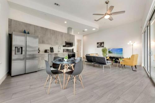 Contemporary 2BR I Gym I Parking I Workspace in Dallas, USA