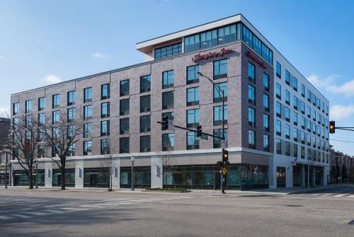 Exterior view, Hampton Inn Chicago North/Loyola Station in Uptown