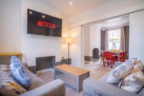 Spacious 4BR Townhouse in Central London, Londyn