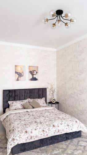 Your Apartments-Алии Молдагуловой 66к2- ЖК Альтаир – khách sạn tại Voyenny Gorodok