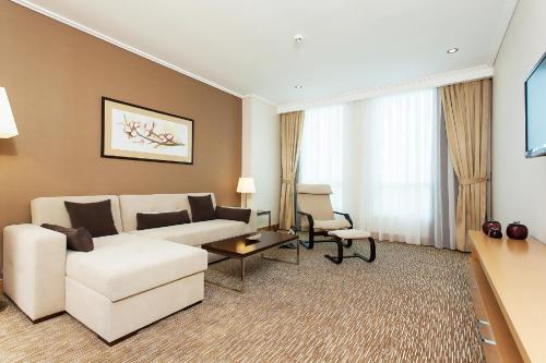 1 king bed, 1 sofa bed
