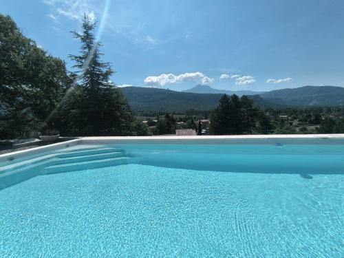 Úszómedence, Ecrin du Brusquet - villa moderne avec piscine et vue sur les montagnes in La Javie
