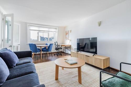 Kensington & Chelsea 2BR Flat in Central London, London