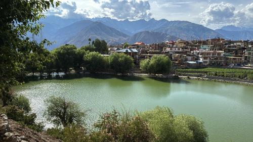 Skats, Moon Lake Hotel, Nako in Nako