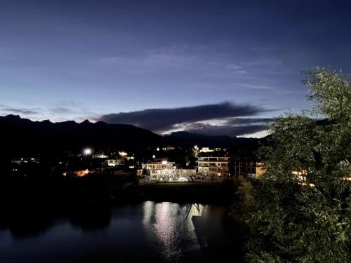 Skats, Moon Lake Hotel, Nako in Nako