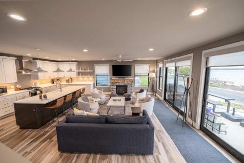 Obsidian Shores Waterfront House on Crystal Lake with Private Beach Access - image 6