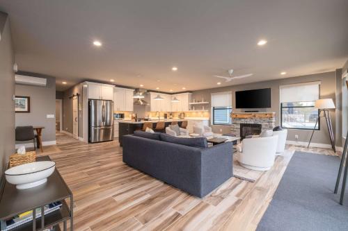 Obsidian Shores Waterfront House on Crystal Lake with Private Beach Access - image 10