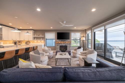 Obsidian Shores Waterfront House on Crystal Lake with Private Beach Access - image 5