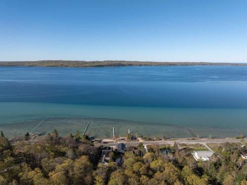 Obsidian Shores Waterfront House on Crystal Lake with Private Beach Access - main image
