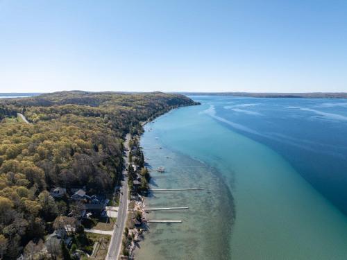 Obsidian Shores Waterfront House on Crystal Lake with Private Beach Access - image 8