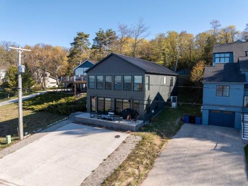 Obsidian Shores Waterfront House on Crystal Lake with Private Beach Access - image 7