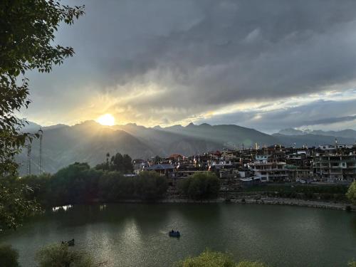 Skats, Moon Lake Hotel, Nako in Nako