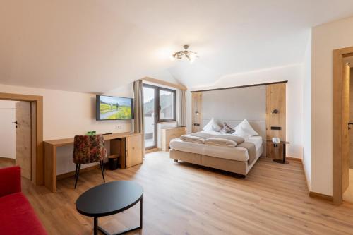 1 queen bed, 2 twin beds