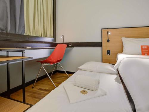 1 double bed, 1 twin bed