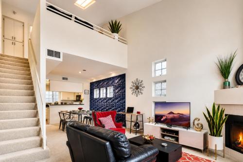 Cucina, Chic Urban Oasis, Sleek Design, Designer Amenities and Private Patio Retreat in Sherman Oaks