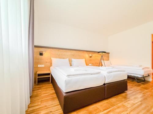 1 king bed, 1 twin bed