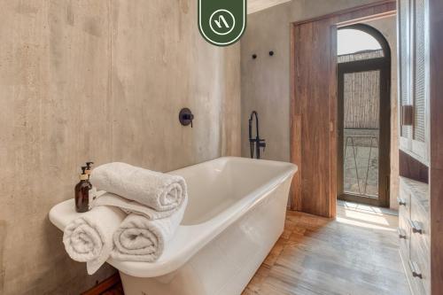 Luxury 1 BR Condo in Downtown - AC - Peaceful - image 2