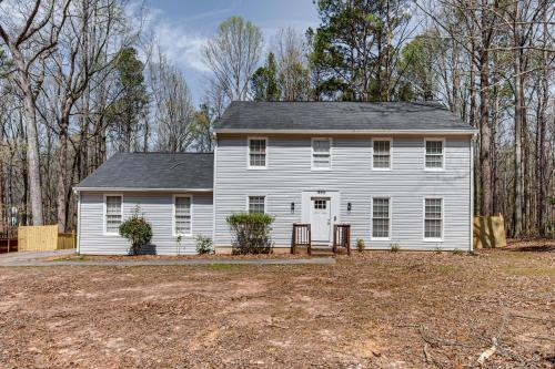 Centrally Located Fayetteville Home: Deck + Yard in Fayetteville (GA)