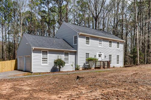 Centrally Located Fayetteville Home: Deck + Yard in Fayetteville (GA)