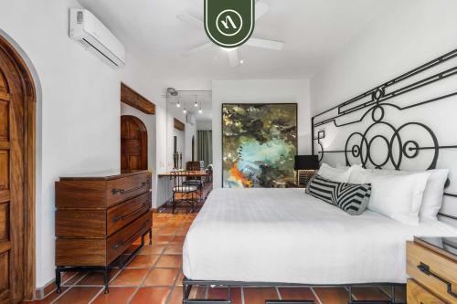 Stylish 2 BR Condo in Romantic Zone - Rooftop Pool - image 2