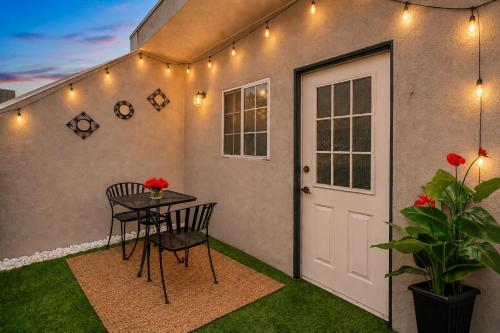 Attrezzature e servizi, Chic Urban Oasis, Sleek Design, Designer Amenities and Private Patio Retreat in Sherman Oaks
