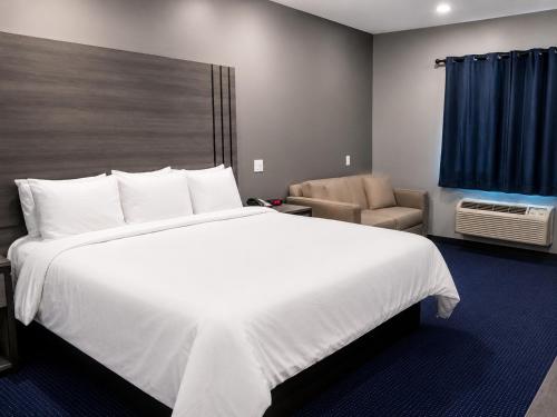 Americas Best Value Inn and Suites Bush International Airport - image 17