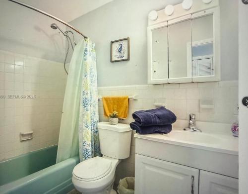 Beautiful Hollywood getaway with pool and hot tub in Emerald Hills