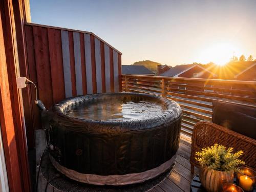 KB - Nordic Luxury Rorbu with Jacuzzi in Stamsund