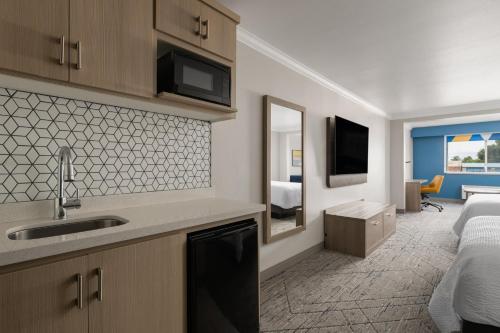 Holiday Inn Express Hotel & Suites - Paso Robles an IHG Hotel - image 6