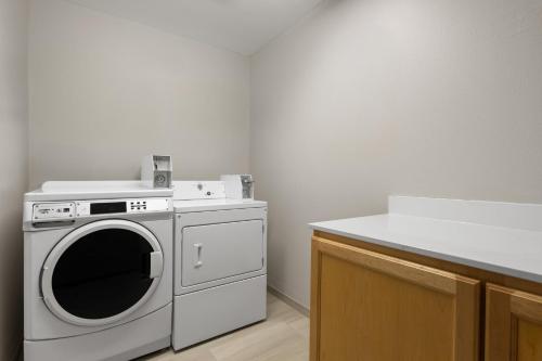 Holiday Inn Express Hotel & Suites - Paso Robles an IHG Hotel - image 10