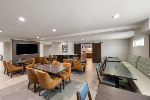 Holiday Inn Express Hotel & Suites - Paso Robles an IHG Hotel - image 3