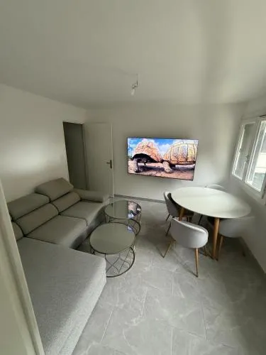 Apparently 2 bedrooms photo 2