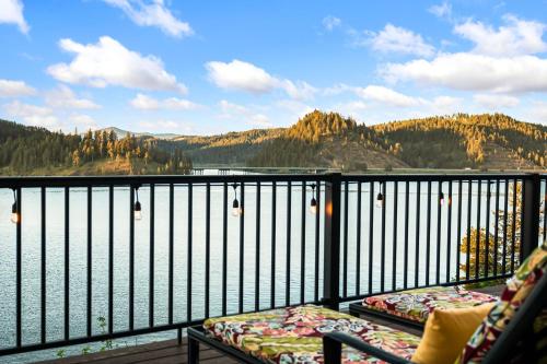 Lake Coeur d'Alene Cabin Dock & Fire Pit - image 5