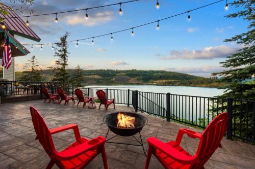 Lake Coeur d'Alene Cabin Dock & Fire Pit - image 14